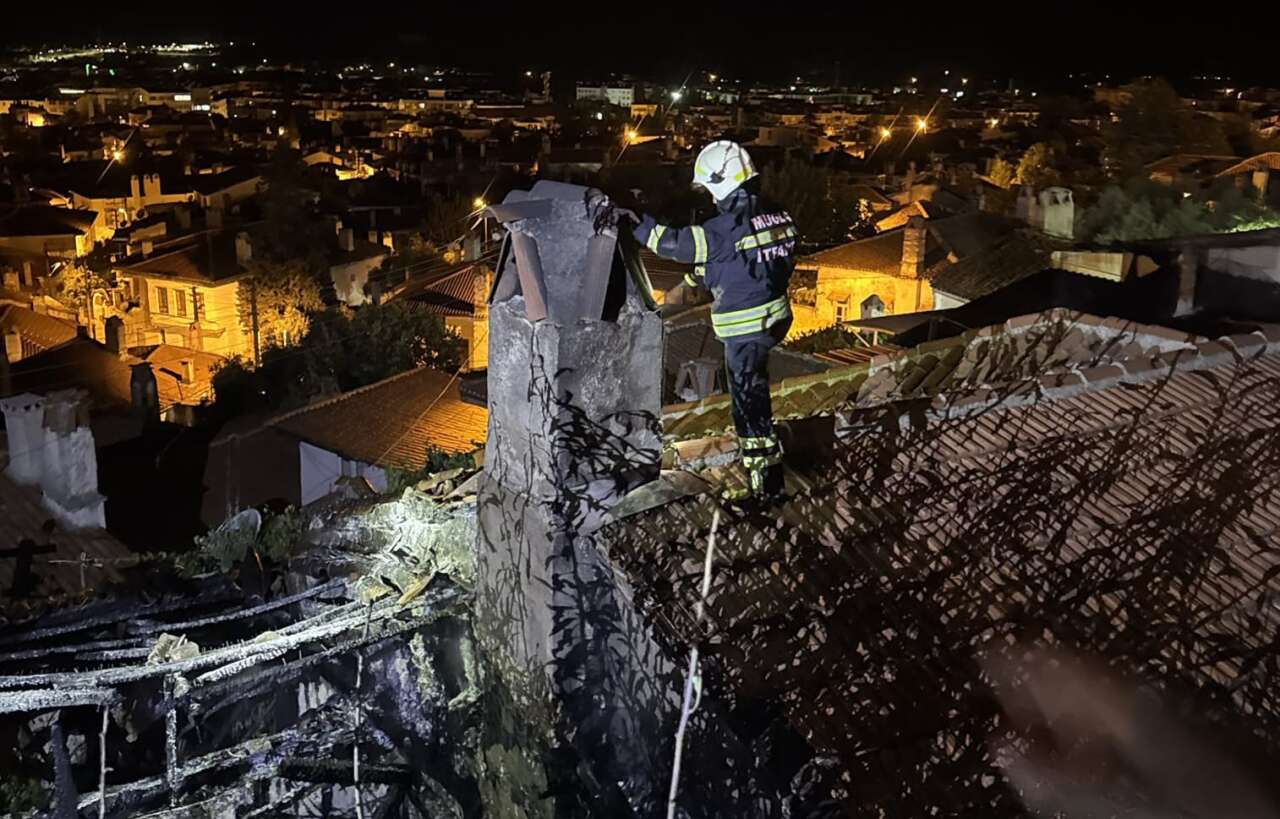 Menteşe’de Kullanılmayan Bina Alevlere Teslim Oldu 1